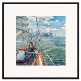 Gerahmter Kunstdruck Mit dem Segelboot in der Bucht vor NYC II