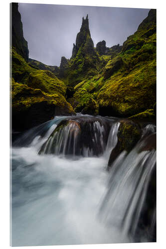 Stampa su vetro acrilico Waterfalls and mossy mountains in the Highlands in Iceland