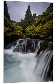 Magnettafel Wasserfälle und bemooste Berge im Hochland von Island