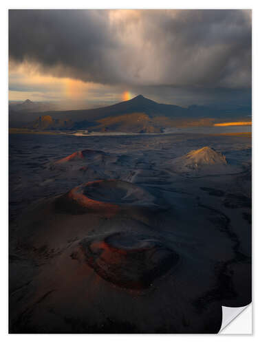 Selvklæbende plakat Volcano craters in the Highlands of Iceland with a rainbow