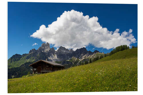 Hartschaumbild Almwiese mit Berghütte und Wolkenbildung im Sommer