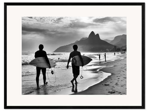 Ingelijste kunstdruk Two Surfers on the Beach