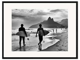 Gerahmter Kunstdruck Zwei Surfer am Strand