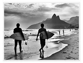 Póster Dos surfistas en la playa