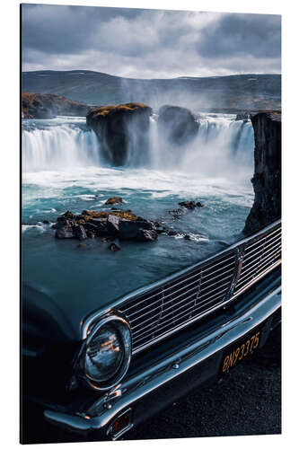 Stampa su alluminio Classic Car Meets Wild Natural Waterfall