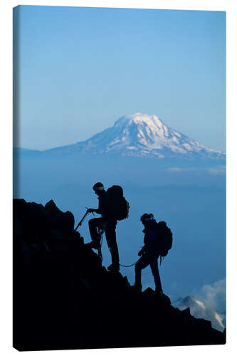 Leinwandbild Zwei Bergsteiger im Mount Rainier National Park mit dem Mount Adams am Horizont