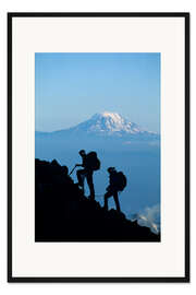 Gerahmter Kunstdruck Zwei Bergsteiger im Mount Rainier National Park mit dem Mount Adams am Horizont