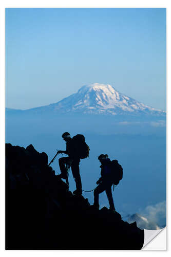 Wandsticker Zwei Bergsteiger im Mount Rainier National Park mit dem Mount Adams am Horizont