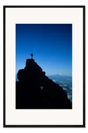 Gerahmter Kunstdruck Kletterer auf einem Felsvorsprung im Mount Rainer National Park