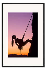 Gerahmter Kunstdruck Frau beim Klettern im Sonnenuntergang über dem Salt Lake Valley in den Wasatch Mountains