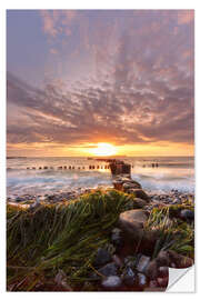 Selvklebende plakat Sunset on the stony Baltic Sea beach