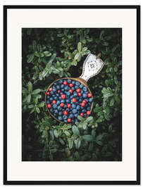 Gerahmter Kunstdruck Ein Becher voll Beeren im Wald