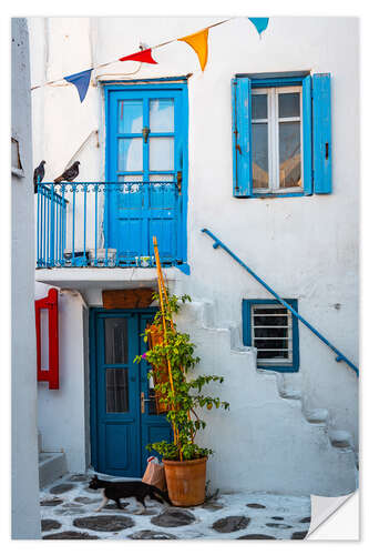 Selvklebende plakat Cat wanders through the old town of Mykonos