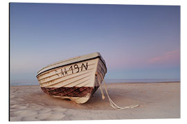 Aluminiumtavla Boat on the beach at dusk