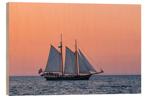 Tableau en bois Sailing ship in the sunset on the Baltic Sea