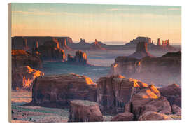 Holzbild Sonnenaufgang und Morgennebel im Monument Valley