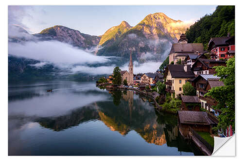 Selvklebende plakat A foggy spring morning in Hallstatt, Austria