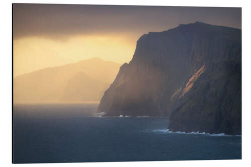 Tableau en aluminium Golden light on the Faroe cliffs