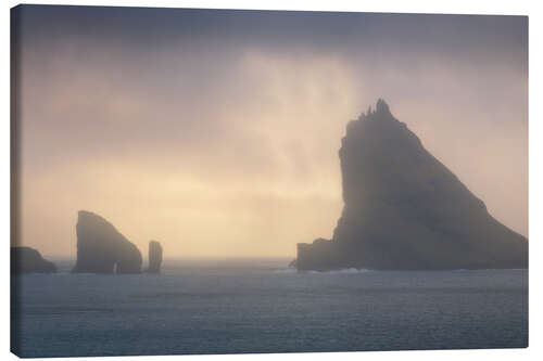 Lienzo Formaciones rocosas de Drangarnir al atardecer, Islas Feroe