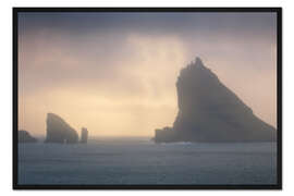 Gerahmter Kunstdruck Drangarnir-Felsformationen bei Sonnenuntergang, Färöer Inseln