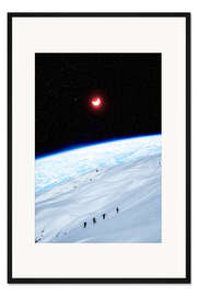Gerahmter Kunstdruck Bergsteiger des Weltraums unter rot leuchtendem Halbmond