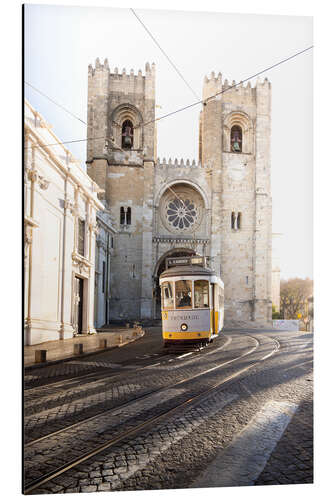 Stampa su alluminio Tram in front of the Cathedral in Lisbon