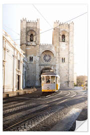 Selvklebende plakat Tram in front of the Cathedral in Lisbon