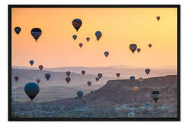 Gerahmter Kunstdruck Heißluftballons fliegen in Kappadokien