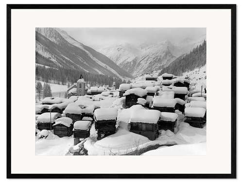 Impression artistique encadrée Snowy Mountain Village With Wooden Huts