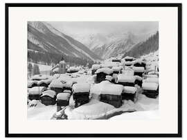 Impression artistique encadrée Snowy Mountain Village With Wooden Huts