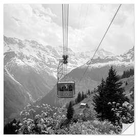 Wandsticker Bergbahn mit Bergpanorama im Sommer