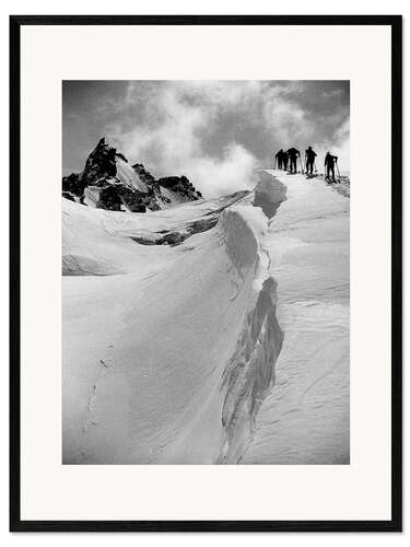 Kehystetty taidepainatus Hikers in Snowy Mountain Terrain