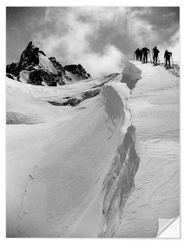 Selvklæbende plakat Hikers in Snowy Mountain Terrain