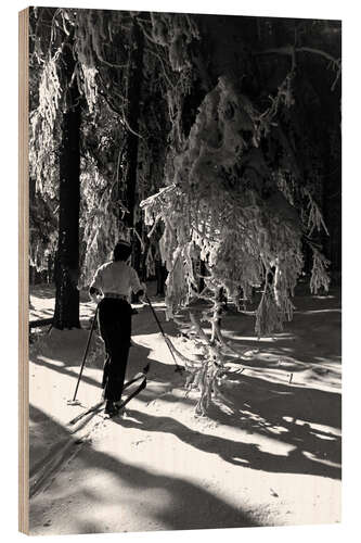 Cuadro de madera Cross-country skiing in the winter forest