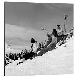 Aluminiumtavla Skiers Enjoy the Good Weather