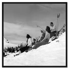 Gerahmter Kunstdruck Skifahrer genießen das gute Wetter