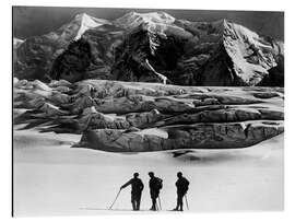 Print på aluminium Hikers in Front of a Mountain Panorama