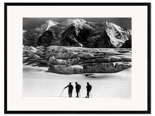 Impression artistique encadrée Hikers in Front of a Mountain Panorama