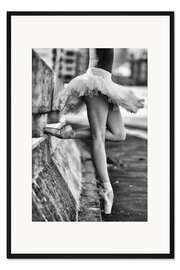 Gerahmter Kunstdruck Ballett-Tänzerin an einer Mauer