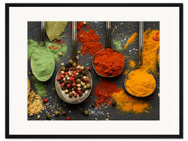 Gerahmter Kunstdruck Bunte Gewürze auf antiken Löffeln
