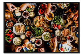 Gerahmter Kunstdruck Ein bunt gedeckter Tisch