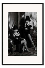 Gerahmter Kunstdruck Models mit beleuchteten Stehlampen auf dem Kopf