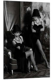 Magnettafel Models mit beleuchteten Stehlampen auf dem Kopf