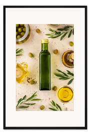 Gerahmter Kunstdruck Glasflasche mit Olivenöl, Blättern und Oliven