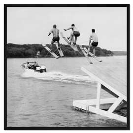 Gerahmter Kunstdruck Wasserskishow mit einem Simultan-Sprung, 1956