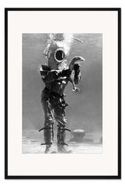 Gerahmter Kunstdruck Ein Taucher mit einem Schweinswalbaby, 1933