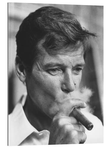 Quadro em plexi-alumínio Sir Roger Moore Smoking a Cigar, 1970s