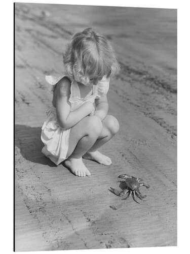 Tableau en aluminium Little Girl Watching a Crab on the Beach