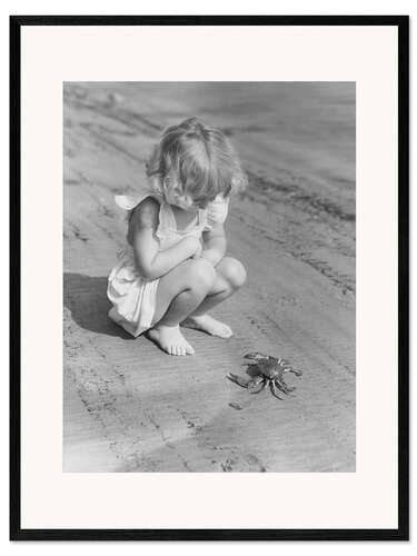 Impresión de arte enmarcada Little Girl Watching a Crab on the Beach