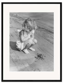 Impresión de arte enmarcada Little Girl Watching a Crab on the Beach